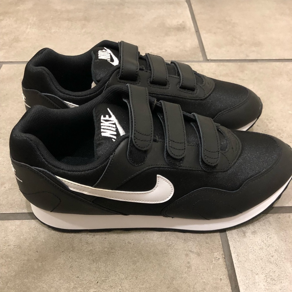 - Used Womens Nike Black shoe size 10W/8.5M
